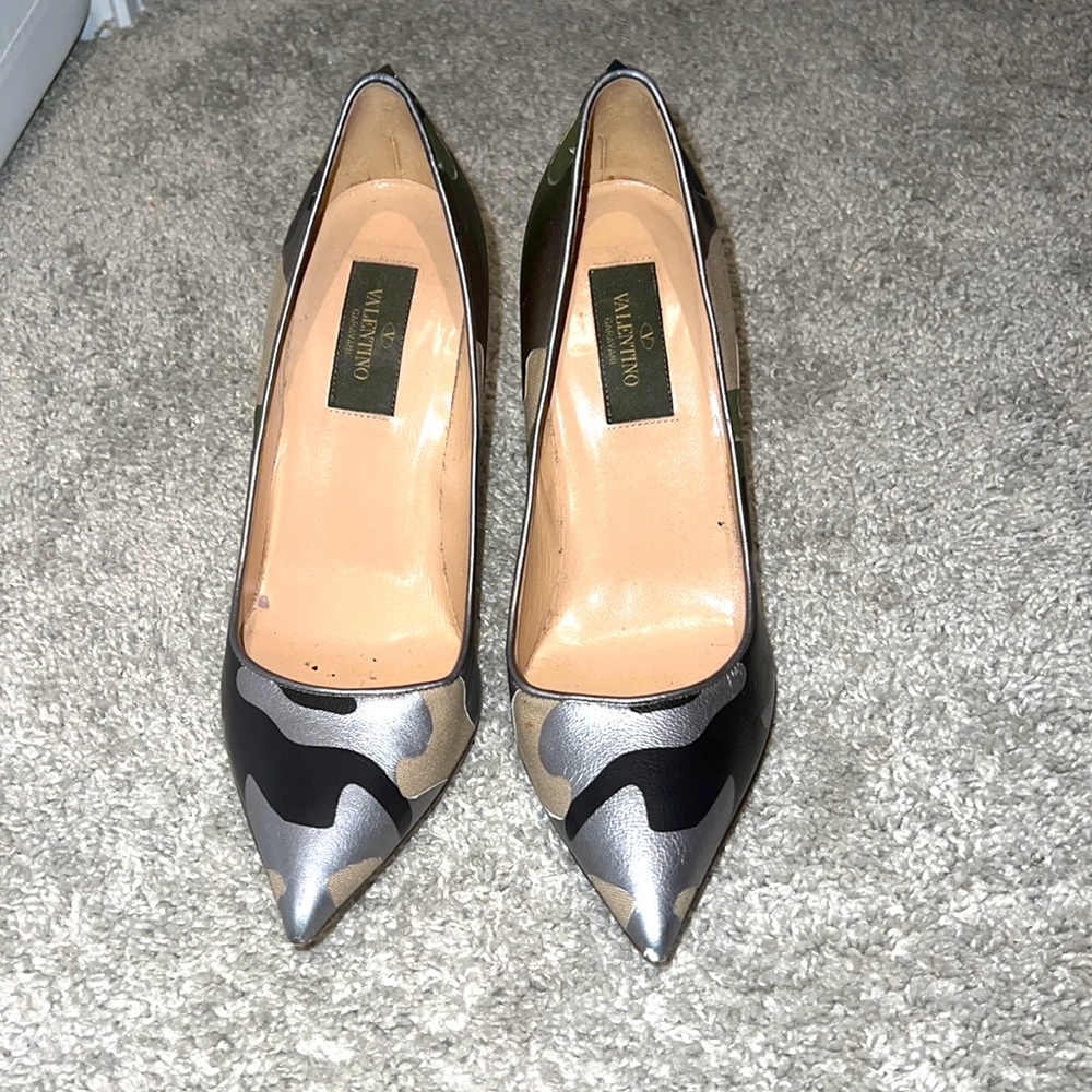 Valentino Garavani Camo Rockstud Pointed Pump Green/camel/silver/black